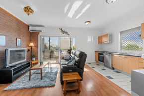 Cosy West End 1-Bed with Parking